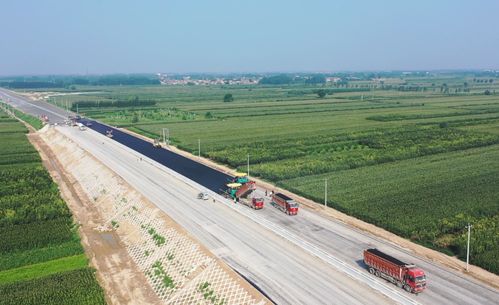 石衡高速辛集段進行路面鋪設